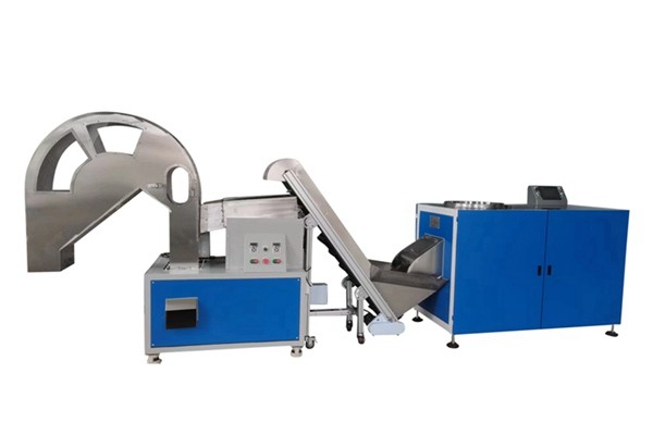 Processus efficace, continu et automatique d'ébavurage des garnitures rotatives pour l'élimination des bavures des composants en caoutchouc