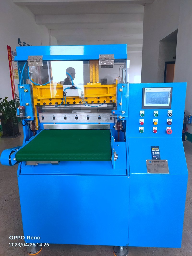 La machine de découpe de bandes de caoutchouc la plus fiable de Nanjing Pege est livrée avec succès à l'usine Solvay