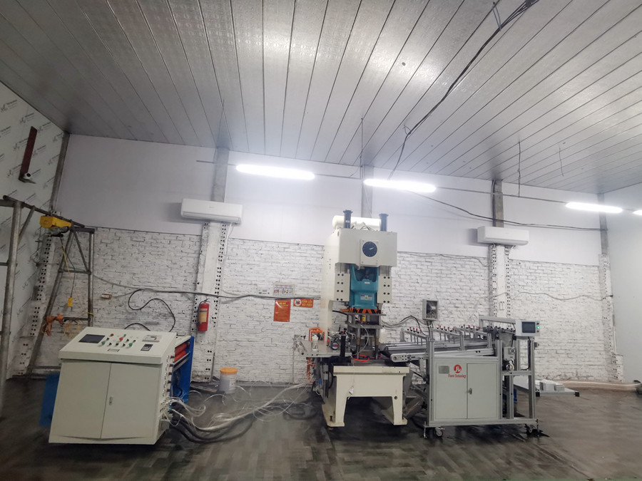 Machine de fabrication de conteneurs alimentaires pour compagnies aériennes en papier d'aluminium, installée et exploitée avec succès dans l'usine du client vietnamien