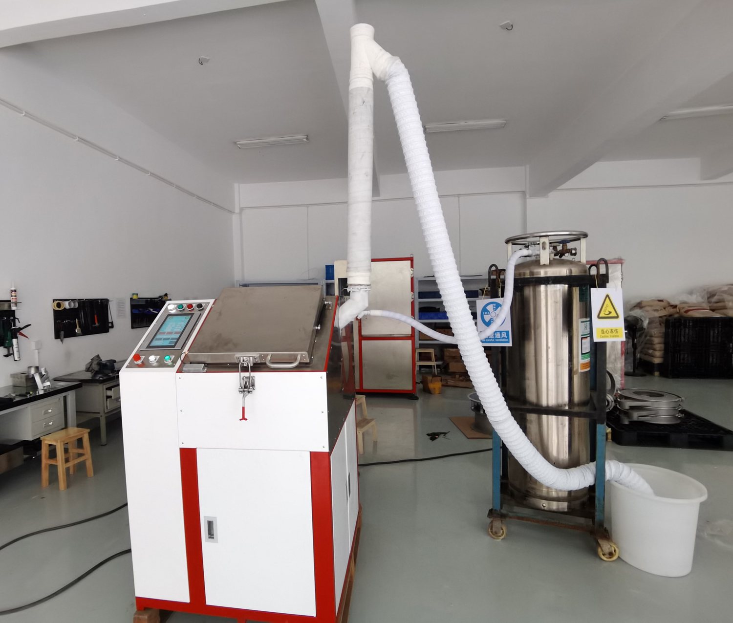 NANJING PEGE TECHNO machine d'ébavurage cryogénique PG-40T ébavurage PPS + GF40 composants en plastique