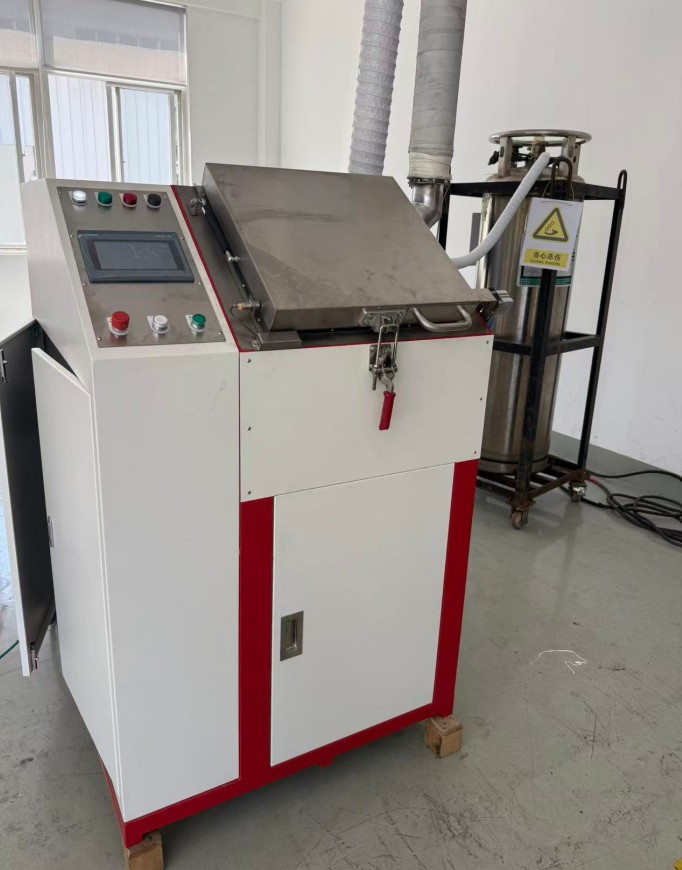 Machine de déflachage cryogénique personnalisée PG-40T pour un client russe, expédiée en octobre 2025