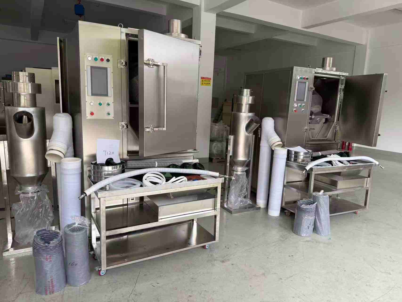 Deux unités de machines d'ébavurage cryogéniques PG-80T et PG-120T pour le processus d'ébavurage des pièces en caoutchouc d'un client thaïlandais.